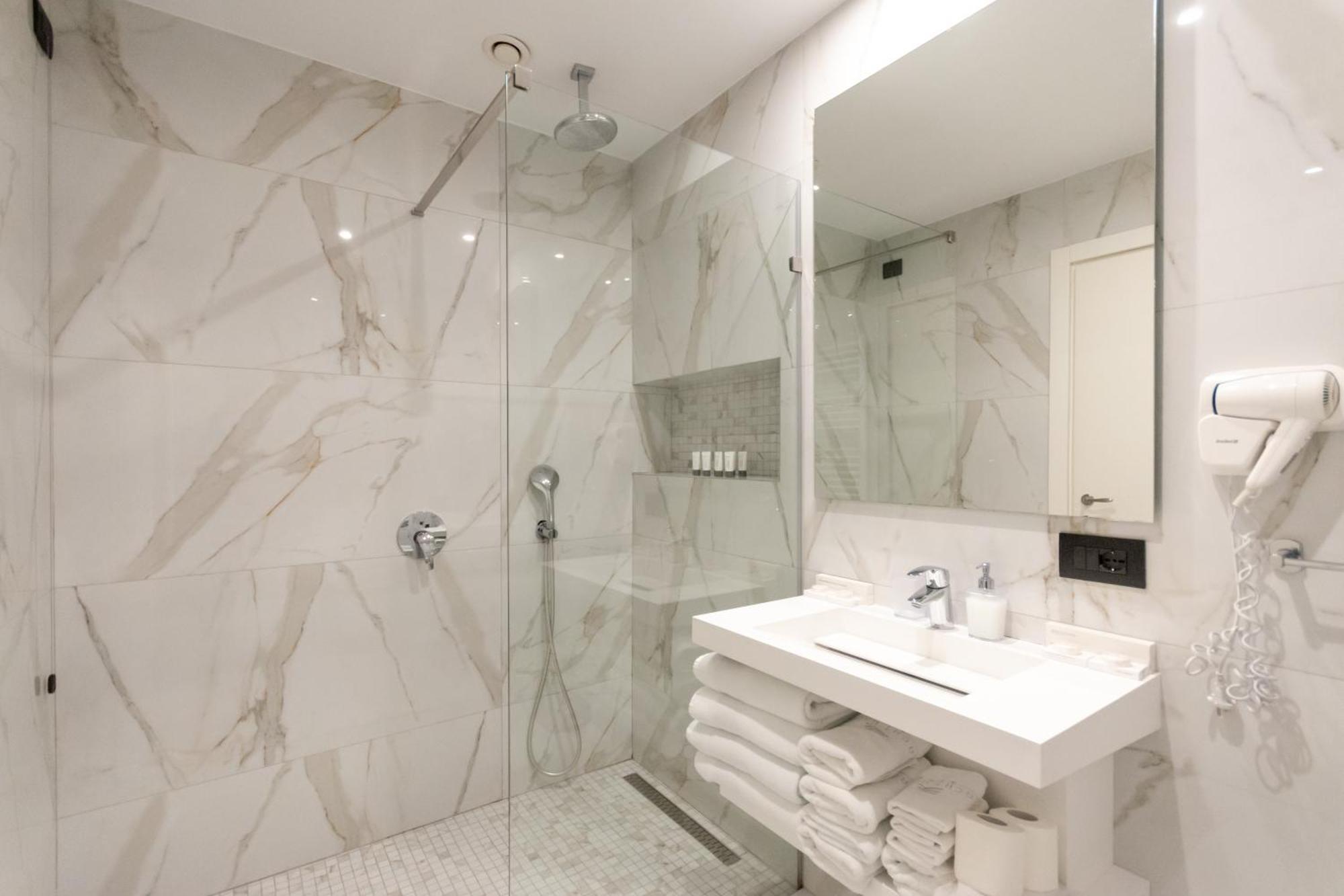 Yacht Hotel 4*