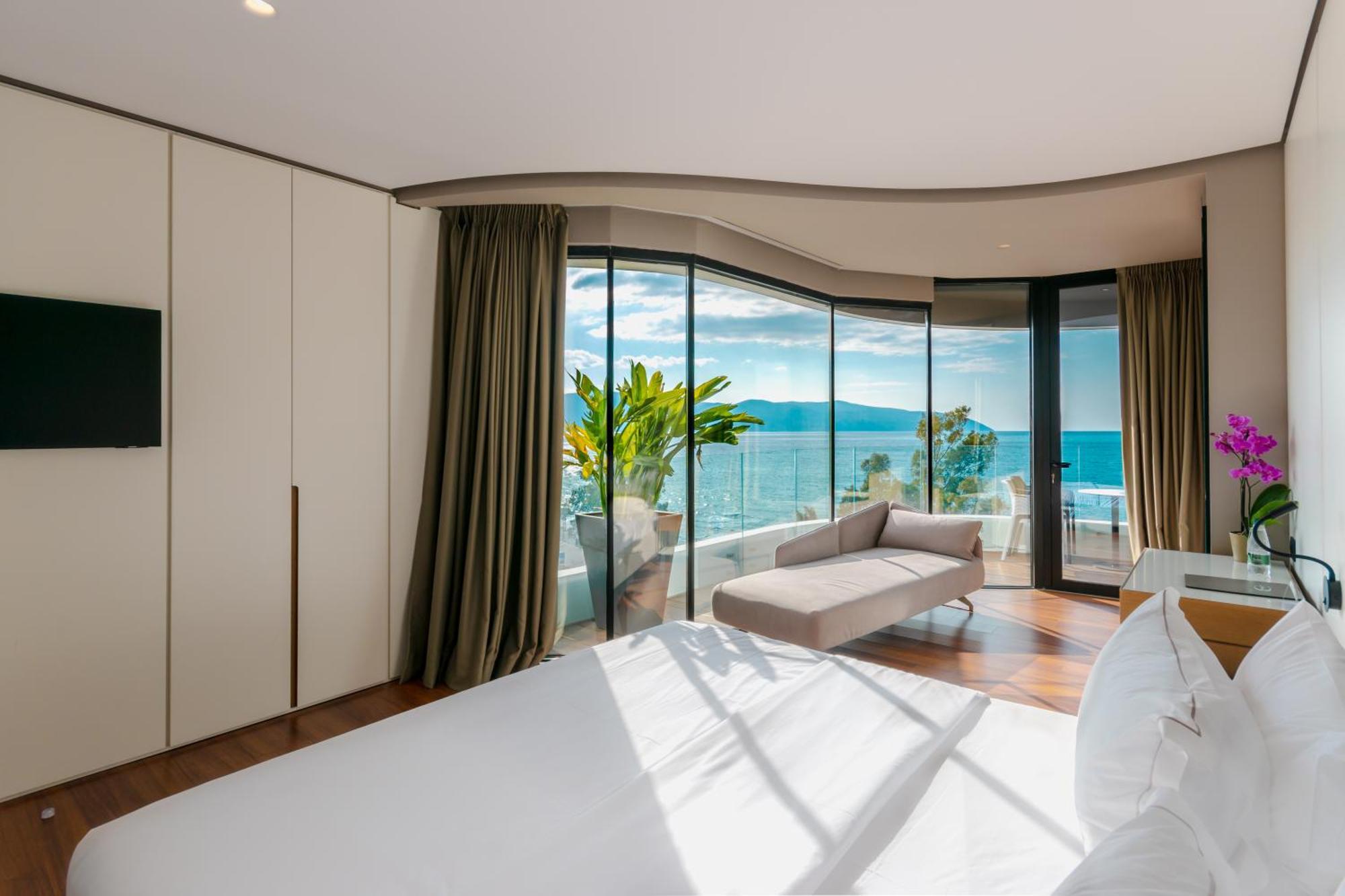 Yacht Hotel 4*